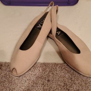 Flat shoes